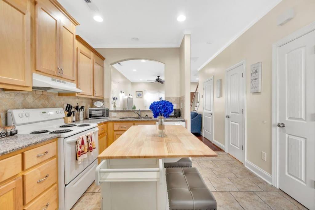 Villa Cozy 2B Townhouse King Bed Free Parking Tv In Brs Concord Exterior foto