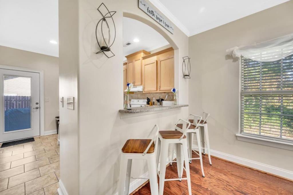 Villa Cozy 2B Townhouse King Bed Free Parking Tv In Brs Concord Exterior foto