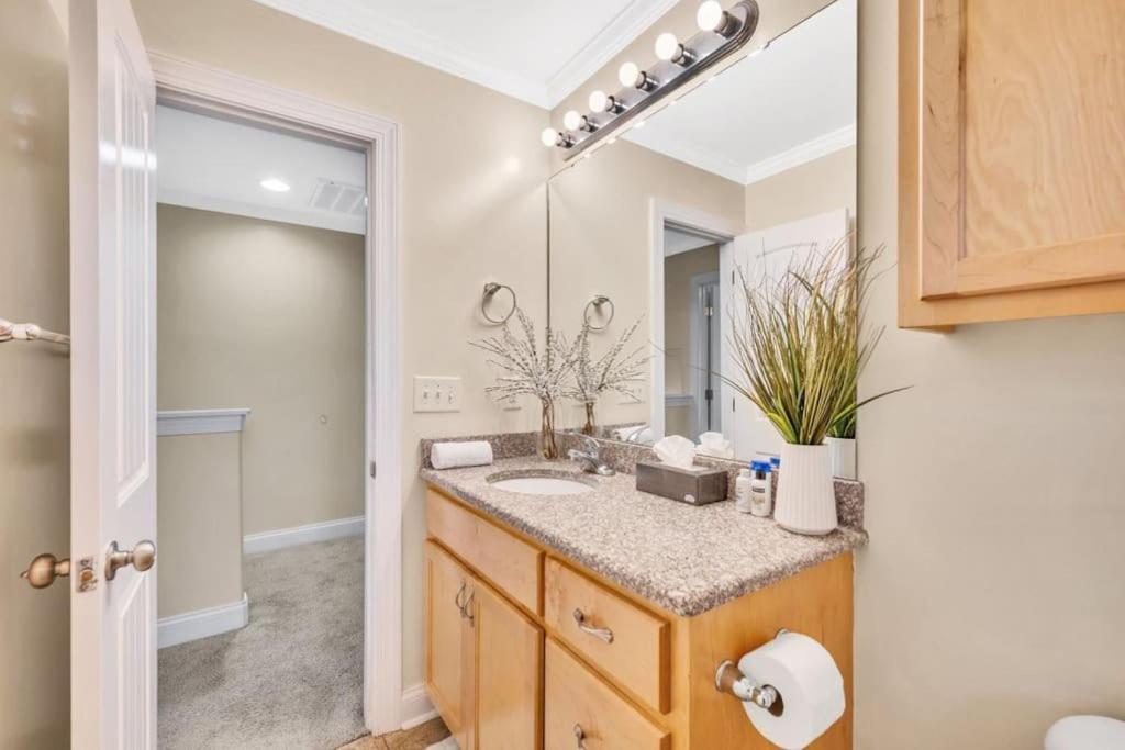 Villa Cozy 2B Townhouse King Bed Free Parking Tv In Brs Concord Exterior foto